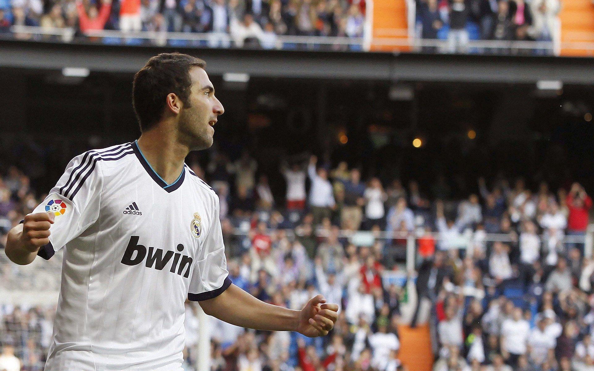 德天空独家，若纳坦-塔周三抵达慕尼黑，拜仁后防重组迈出关键一步